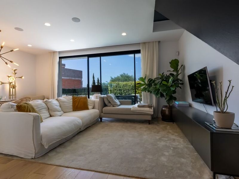 Jesus Townhouse – image 1
